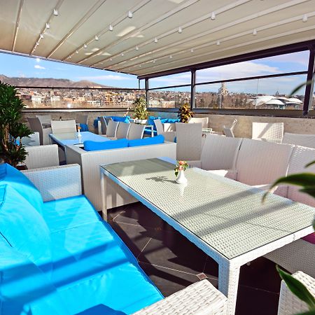 River Side Hotel Tbilisi Bagian luar foto A 3D rendering of a balcony