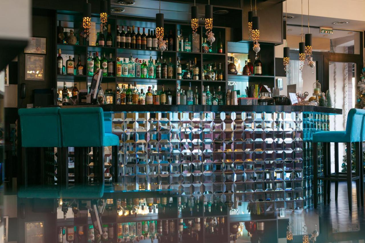 River Side Hotel Tbilisi Bagian luar foto The bar at the hotel