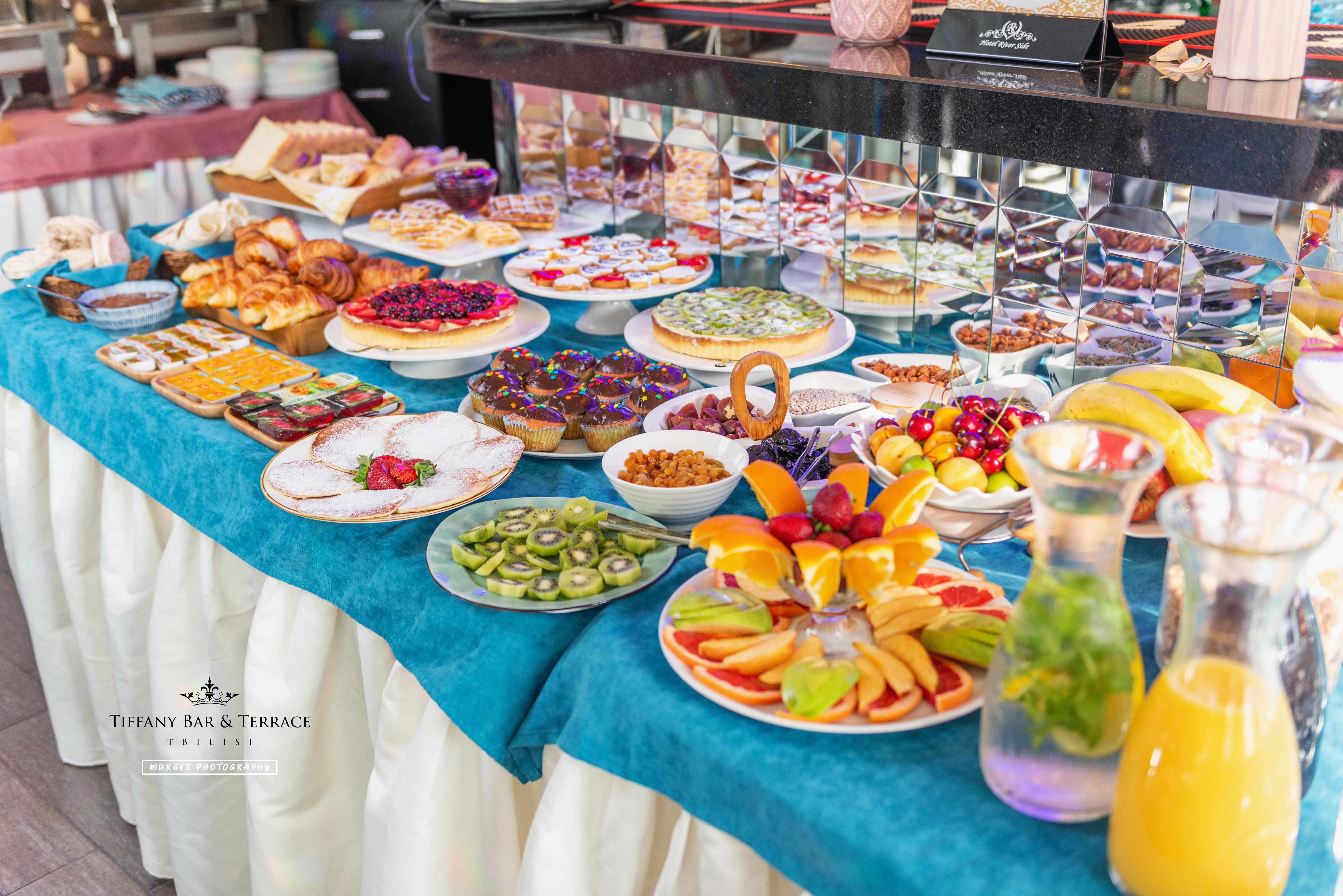 River Side Hotel Tbilisi Bagian luar foto A buffet