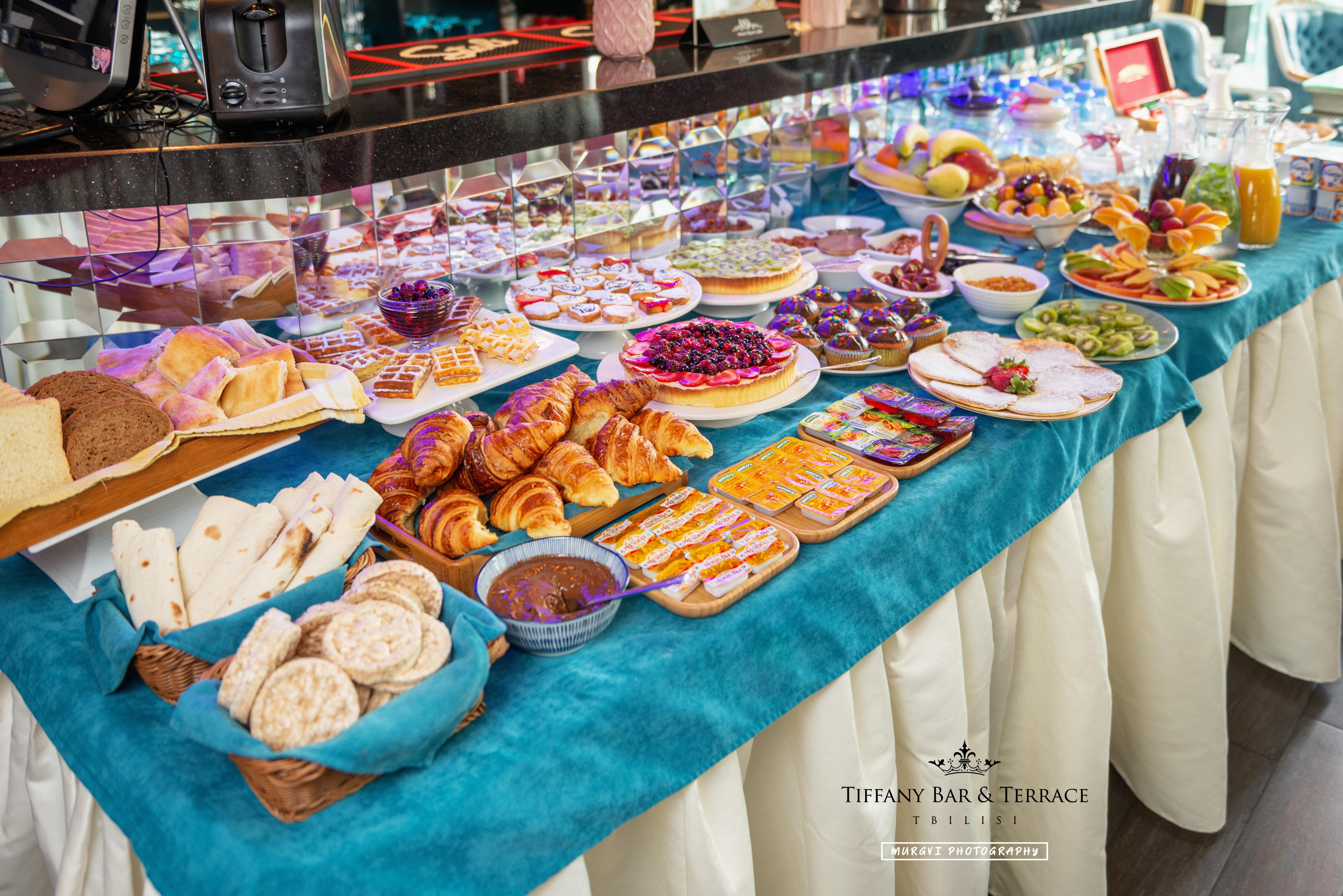 River Side Hotel Tbilisi Bagian luar foto A buffet at a hotel