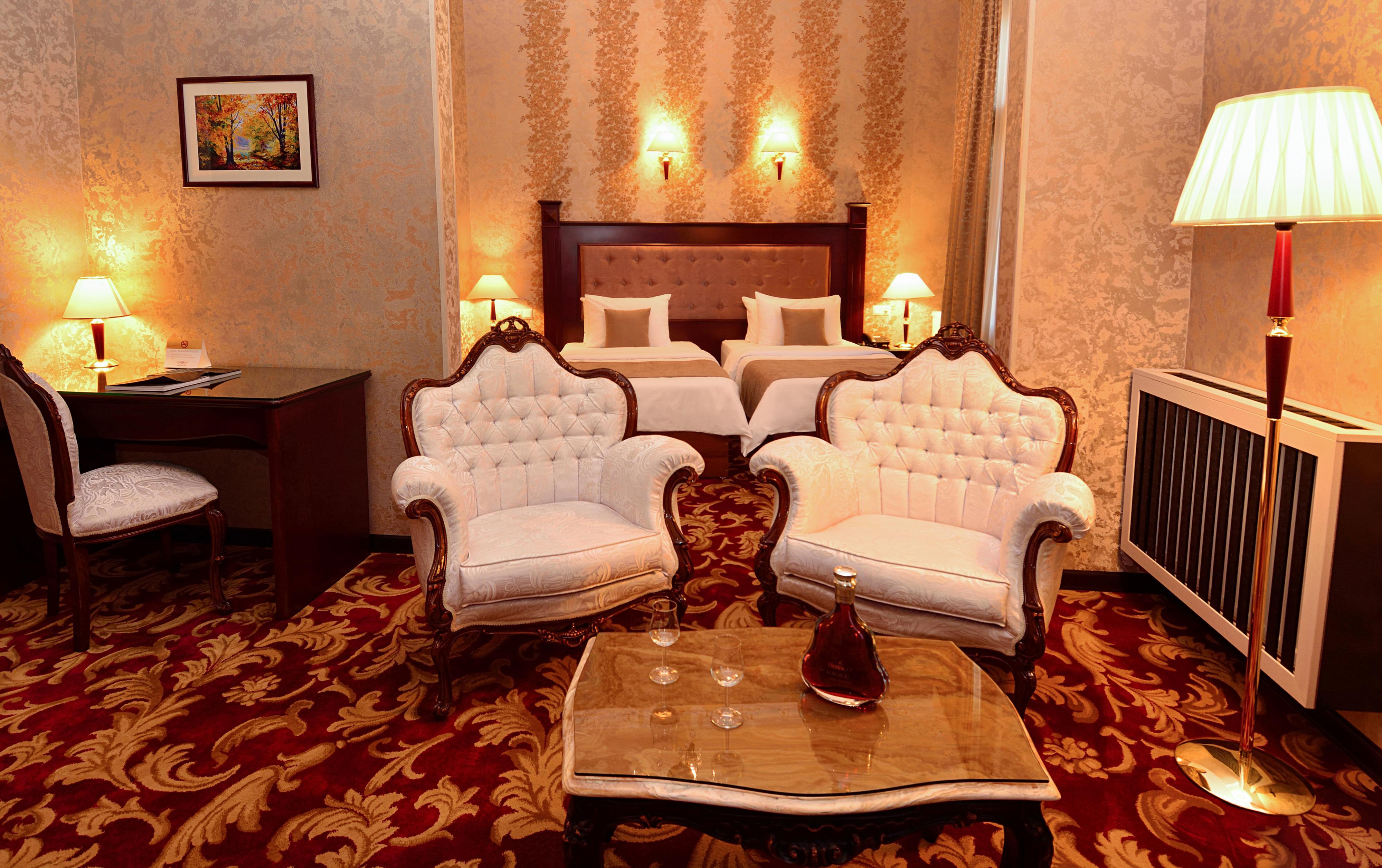 River Side Hotel Tbilisi Bagian luar foto A suite at the hotel