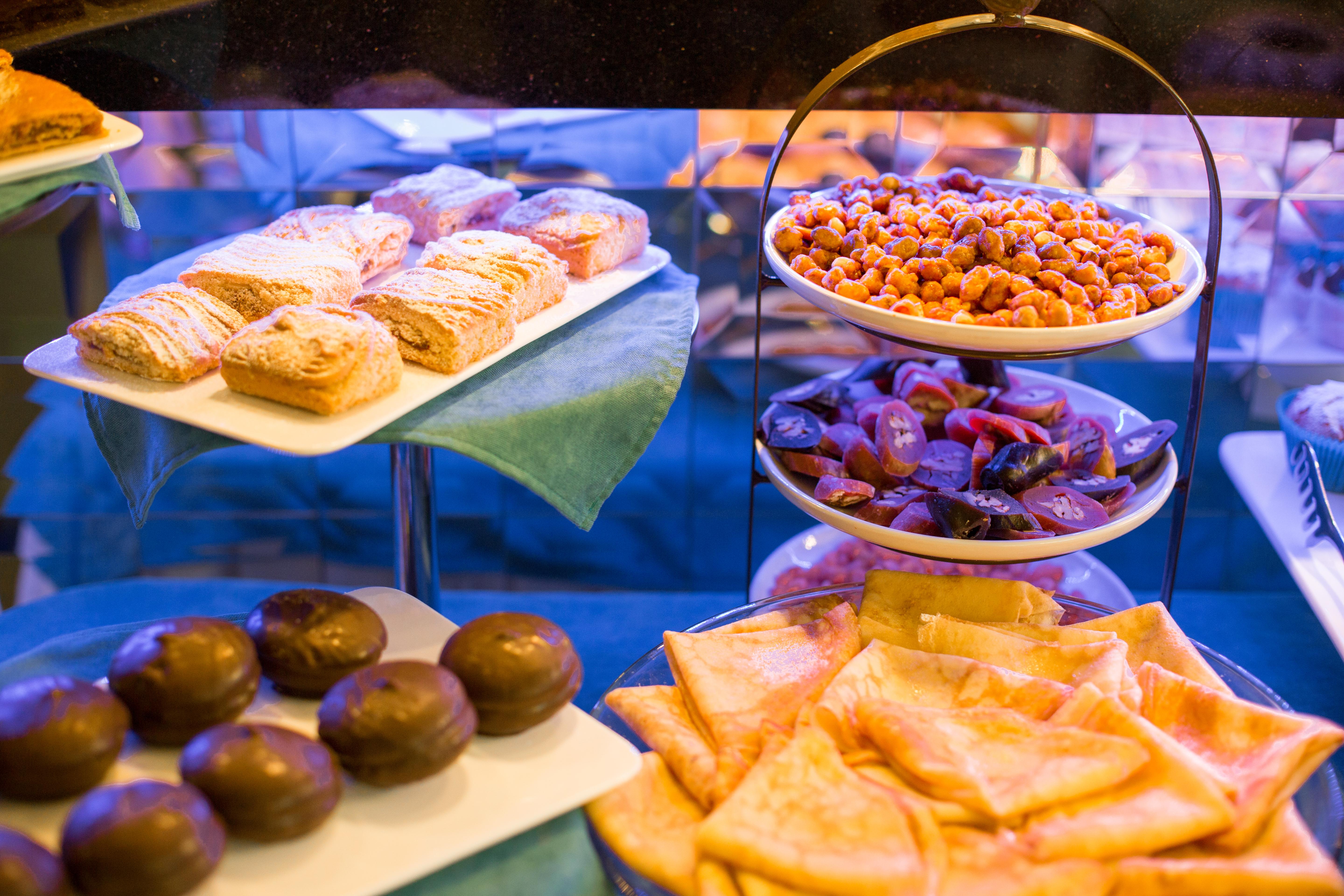 River Side Hotel Tbilisi Bagian luar foto A display of pastries and other snacks at a bakery in Madrid, Spain
