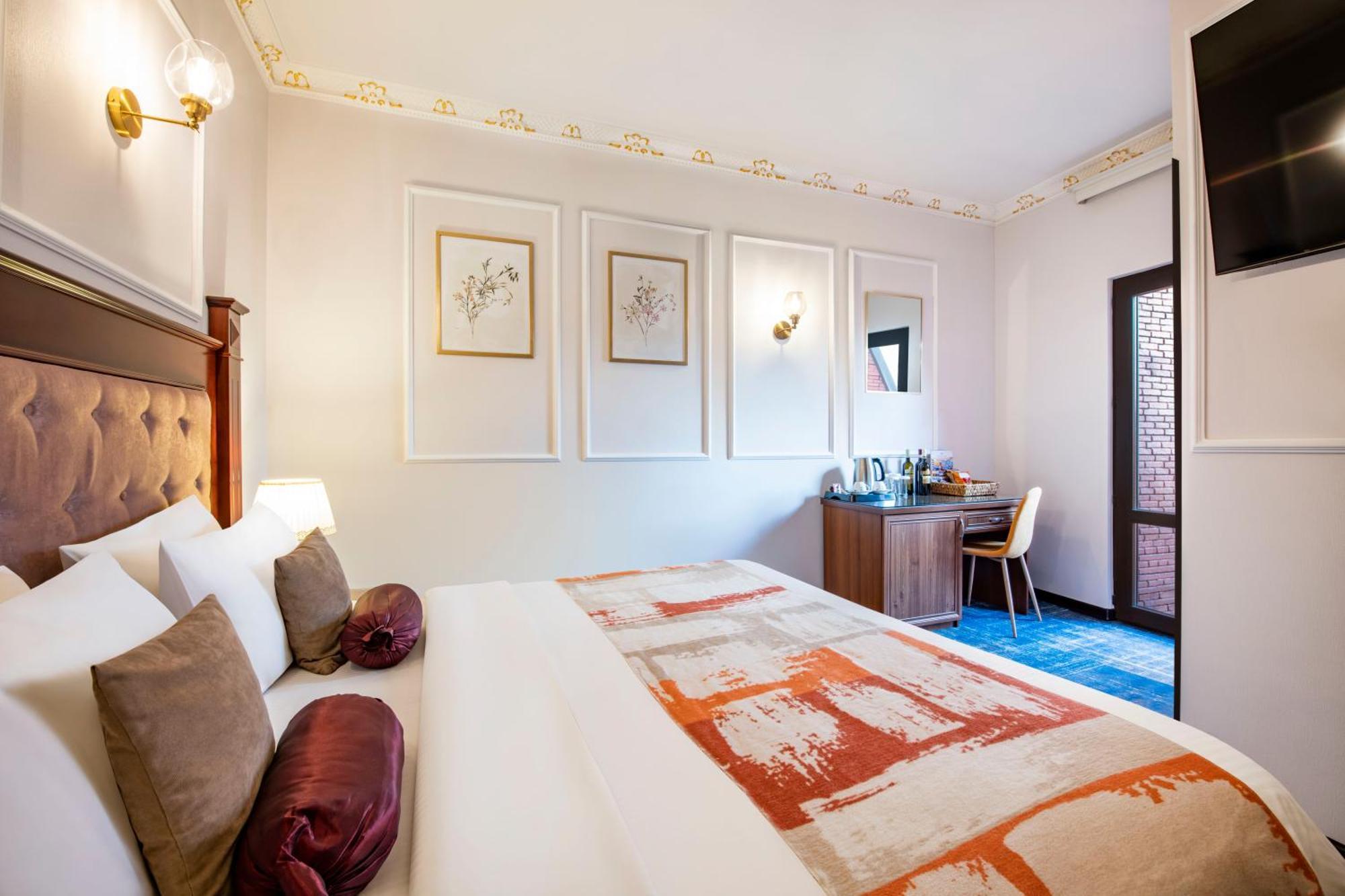 River Side Hotel Tbilisi Bagian luar foto A room at the hotel