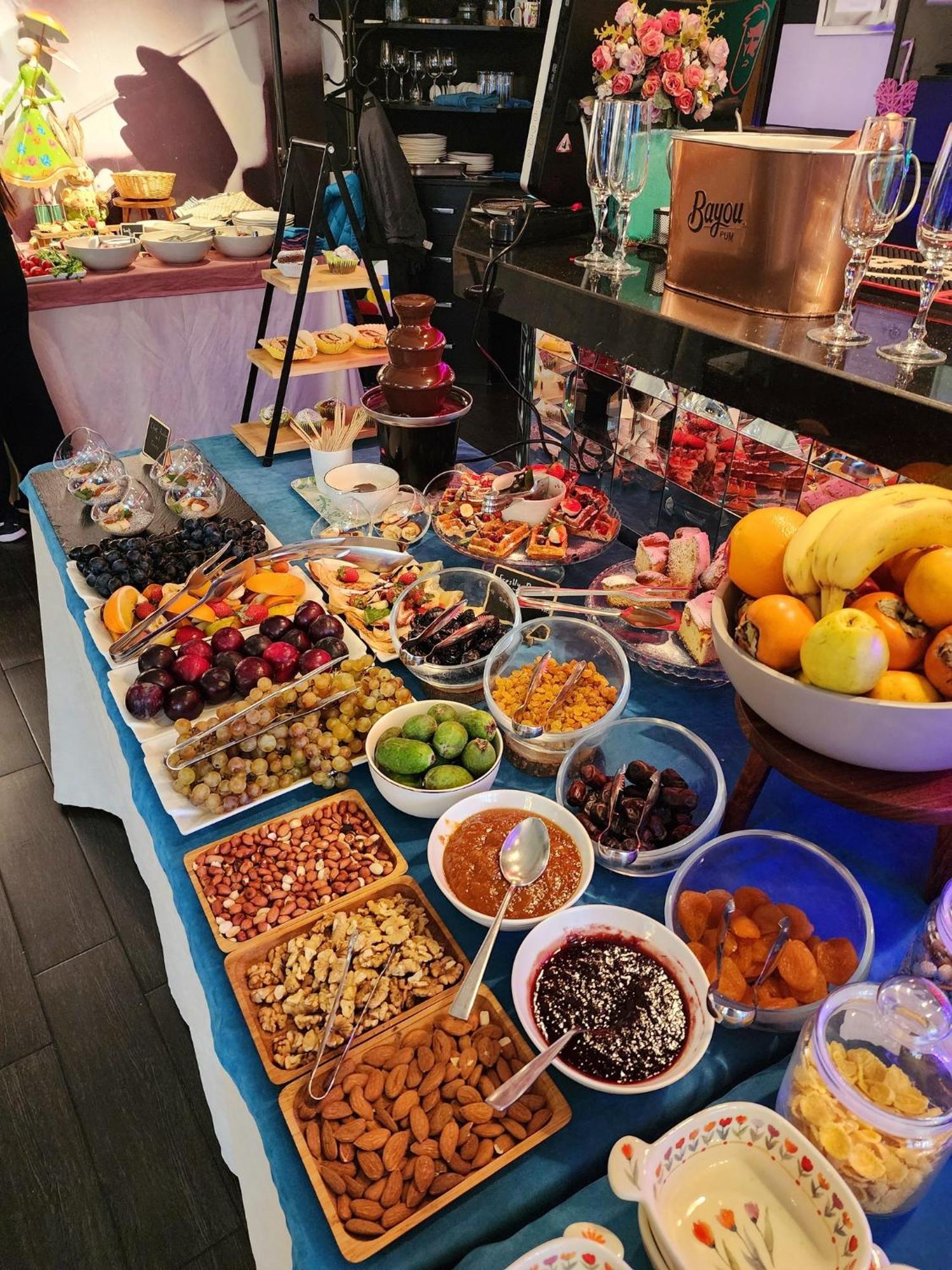 River Side Hotel Tbilisi Bagian luar foto A fruit salad bar