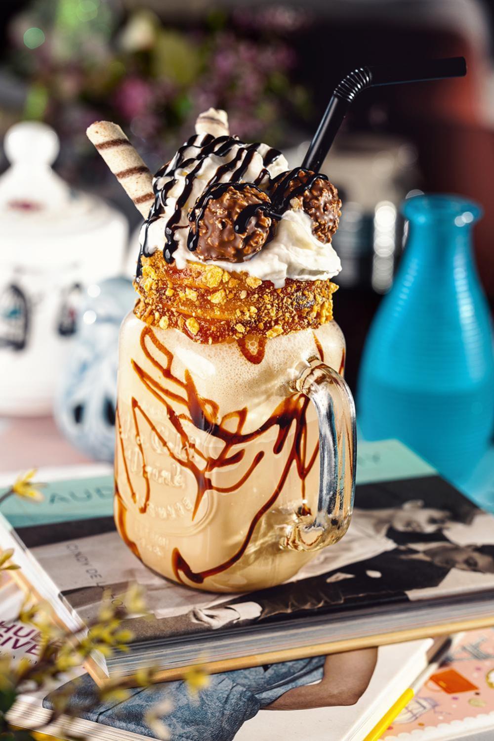River Side Hotel Tbilisi Bagian luar foto A peanut butter milkshake