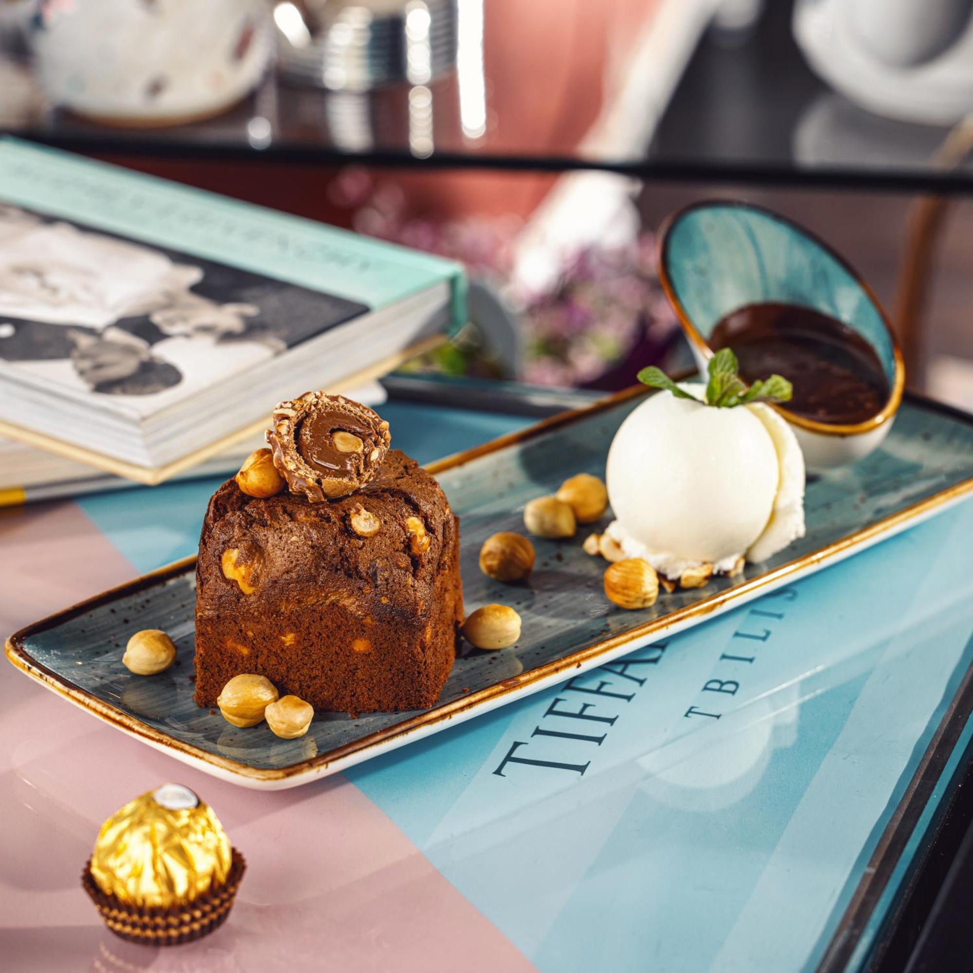 River Side Hotel Tbilisi Bagian luar foto A dessert at Tiffany's